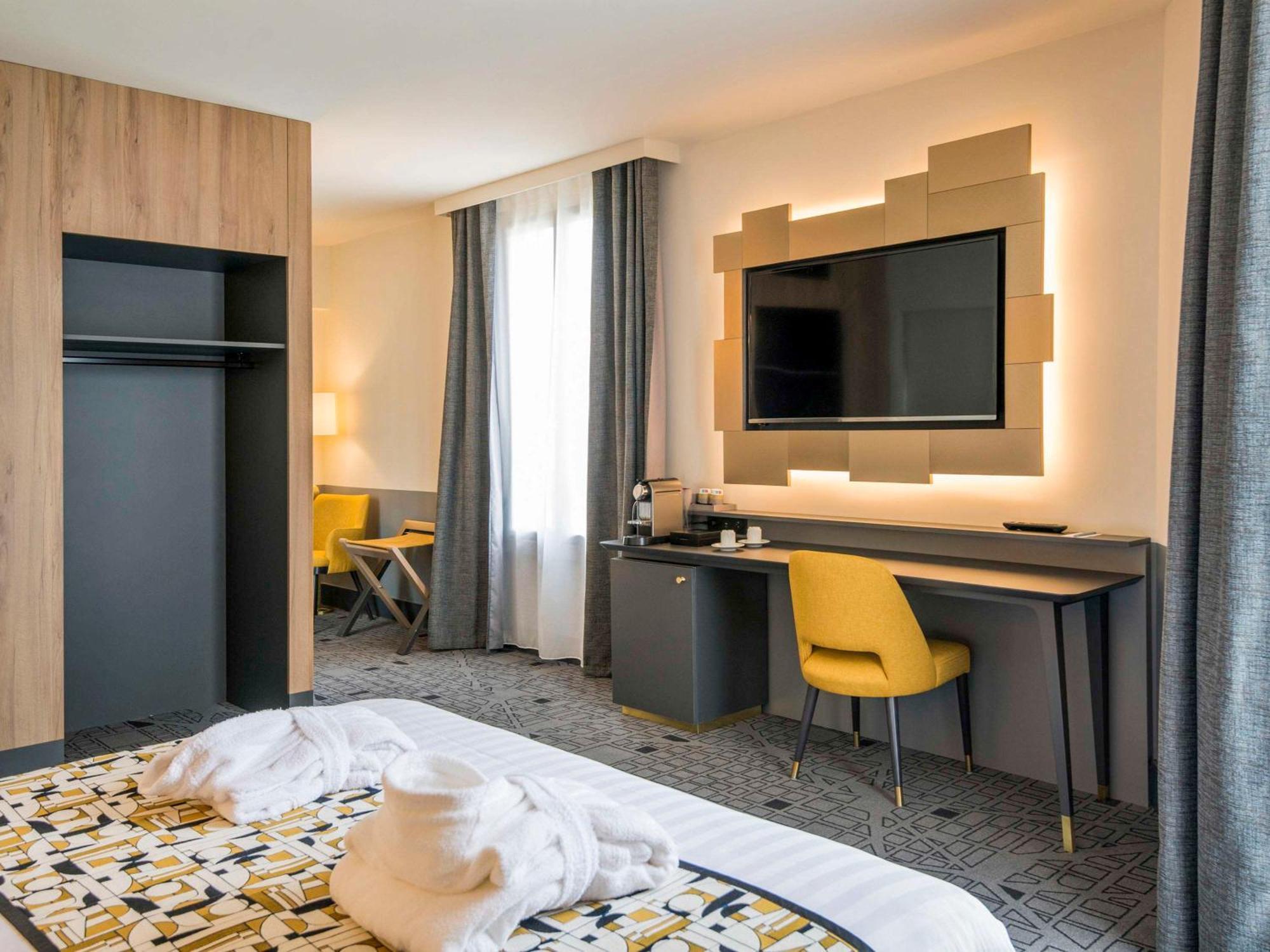 Hotel Mercure Rodez Cathedrale Bagian luar foto