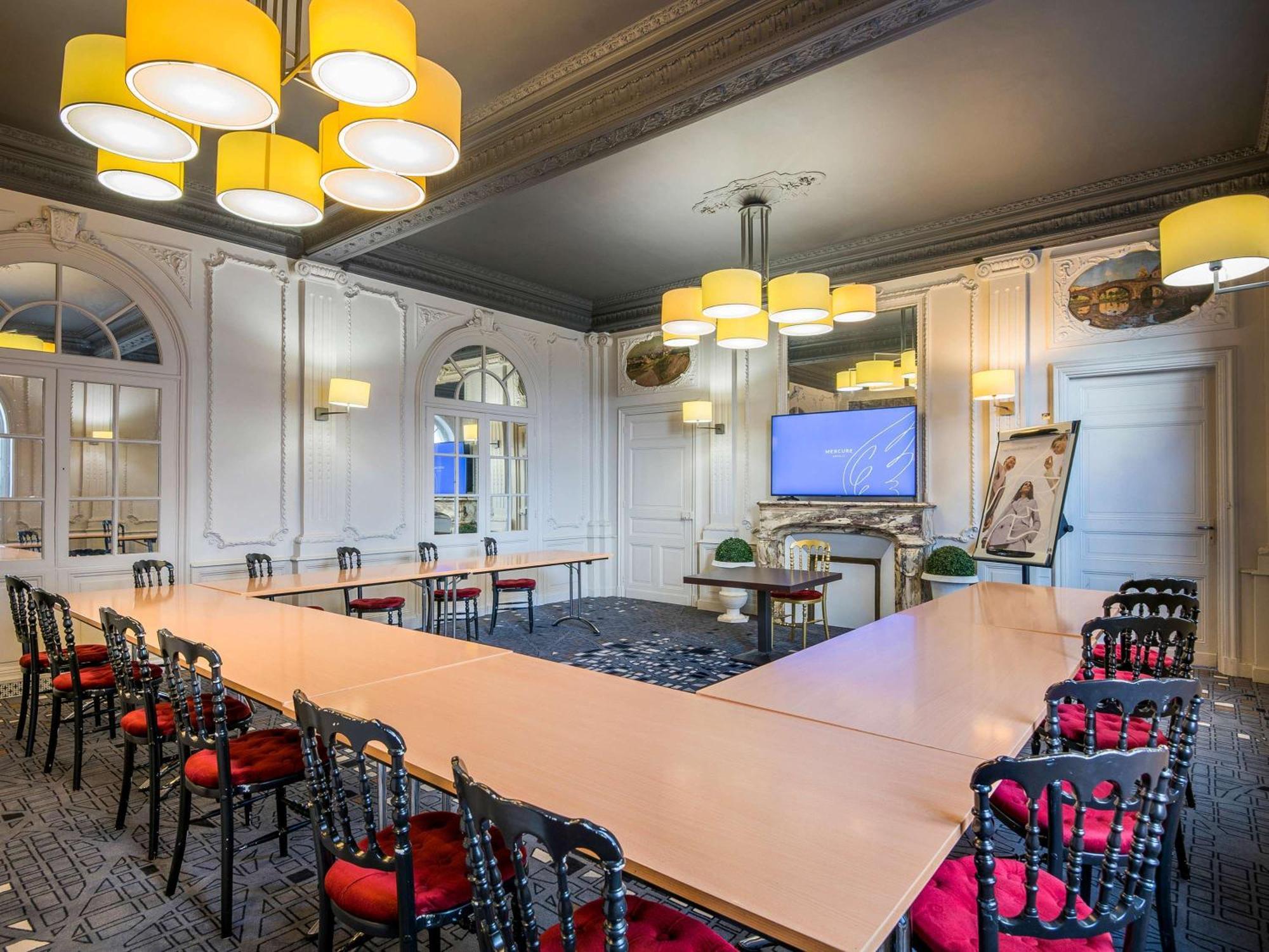 Hotel Mercure Rodez Cathedrale Bagian luar foto