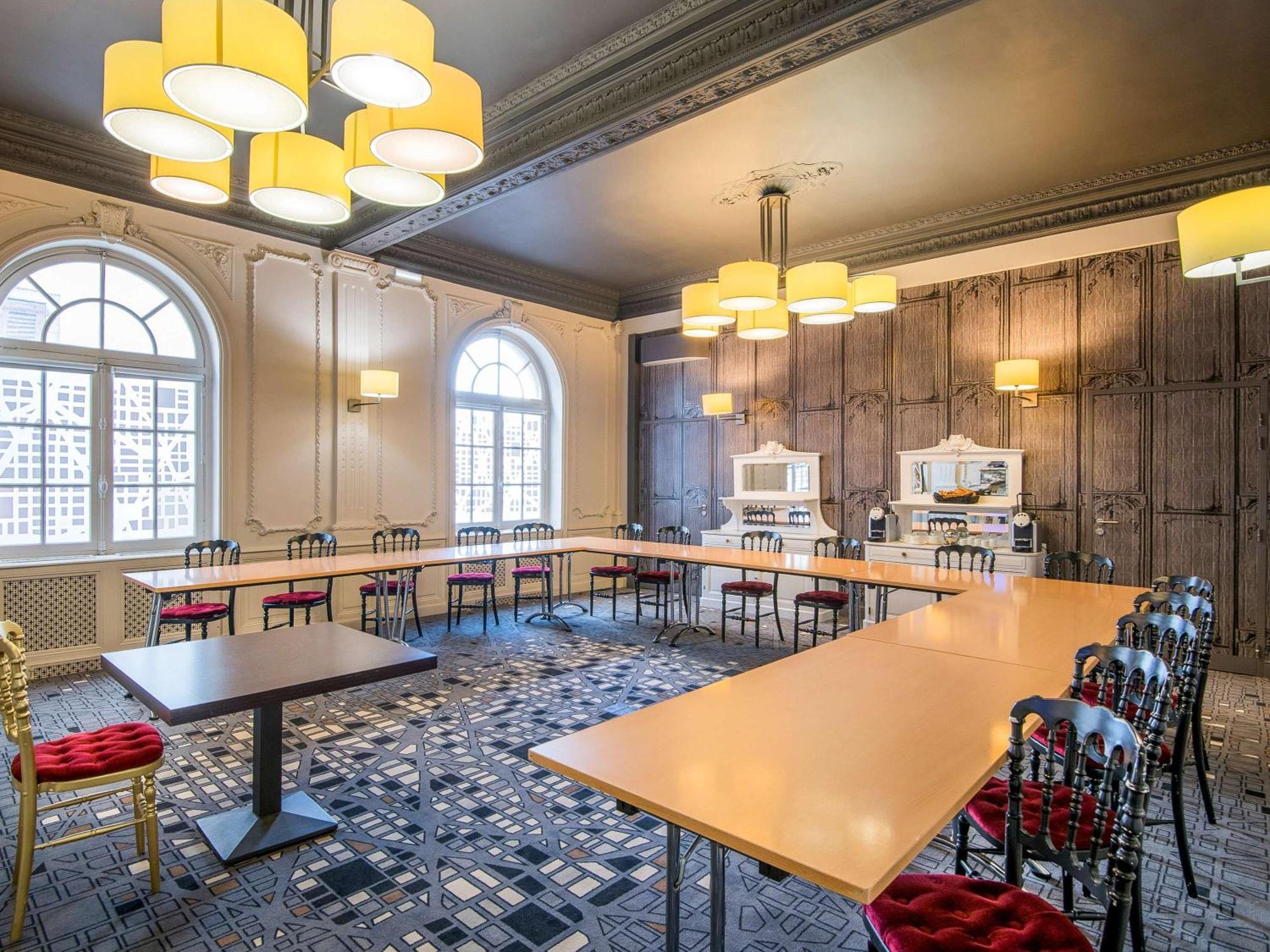 Hotel Mercure Rodez Cathedrale Bagian luar foto